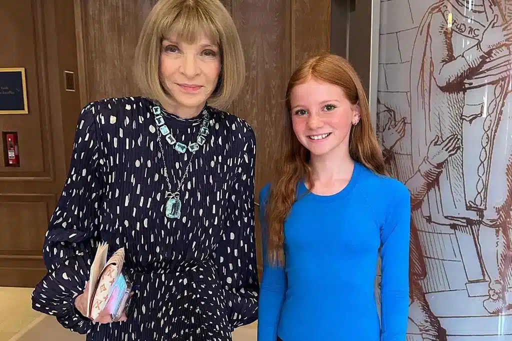 Pixie en compagnie d’Anna Wintour, rédactrice en chef de Vogue, lors de ses récentes vacances à Paris