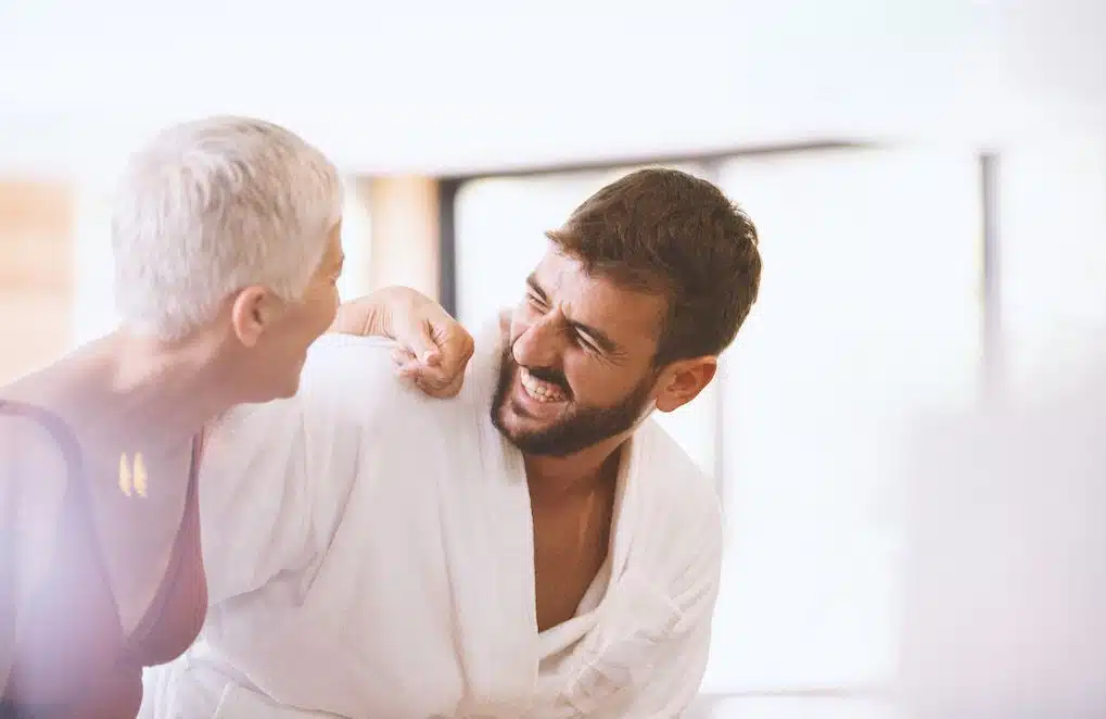 Femme souriante et épanouie en compagnie d'un homme plus jeune, dans un moment de complicité