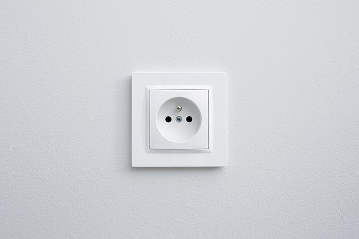Prise électrique avec goupille métallique – source : spm