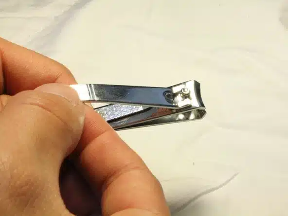 Utilisation du coupe-ongles pour plier du fil