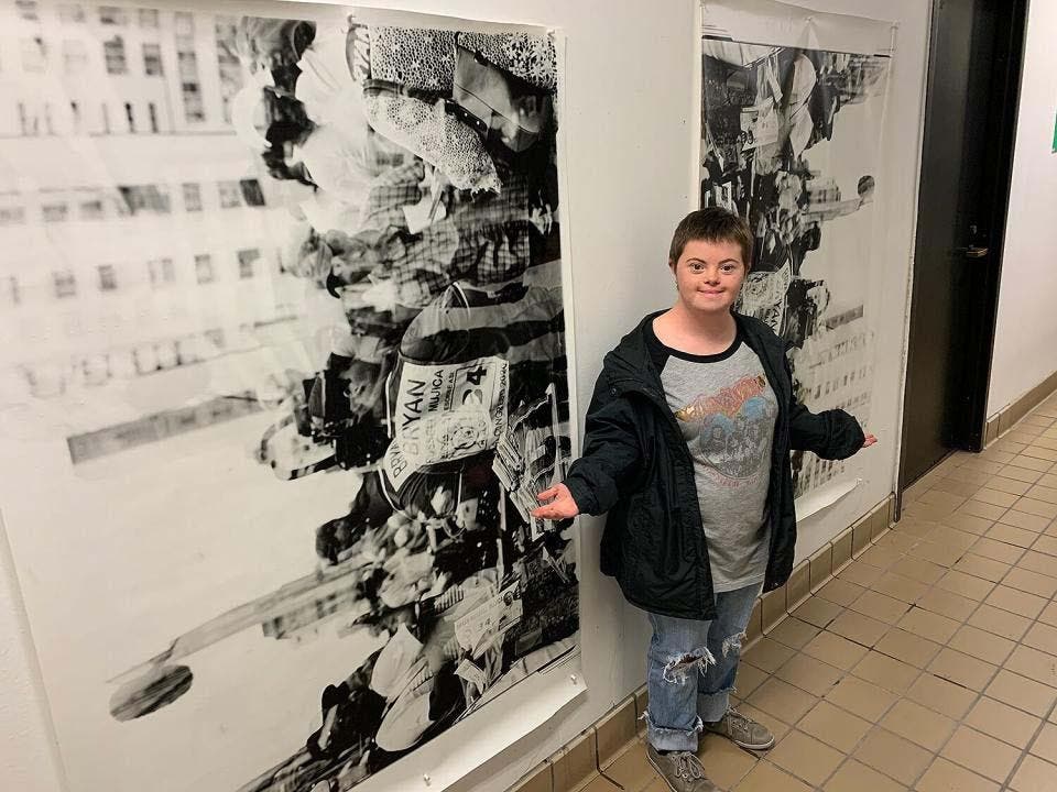 Rachel devant une exposition d’art