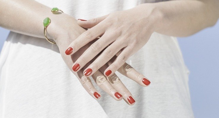 Application de la crème sur les mains et le visage