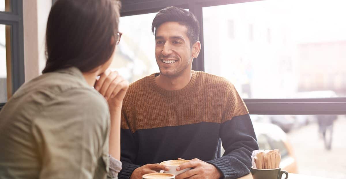 Femme réfléchissant, entourée d'un flou artistique évoquant la solitude et l'introspection