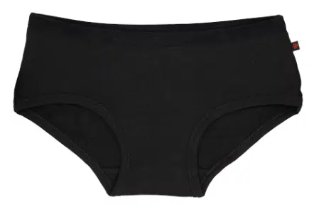 Femme portant des sous-vêtements noirs avec assurance