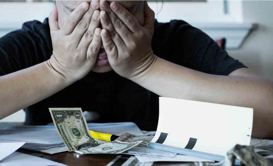 Photo d'une jeune femme souriante et d'une personne âgée échangeant un regard bienveillant