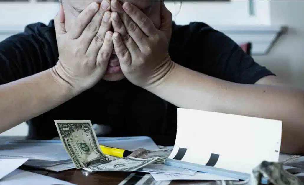 Photo d'une jeune femme souriante et d'une personne âgée échangeant un regard bienveillant
