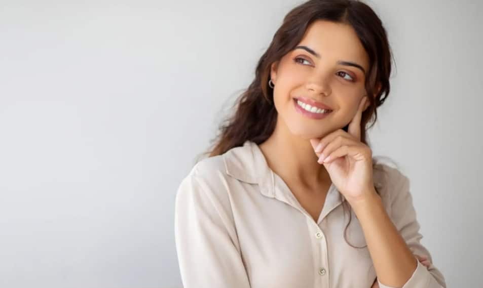 Image d'une lettre manuscrite et de documents officiels sur une table