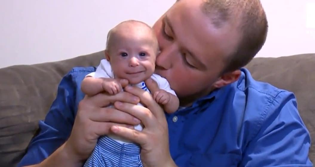 Les parents de Mathieu le regardent avec tendresse et sourire