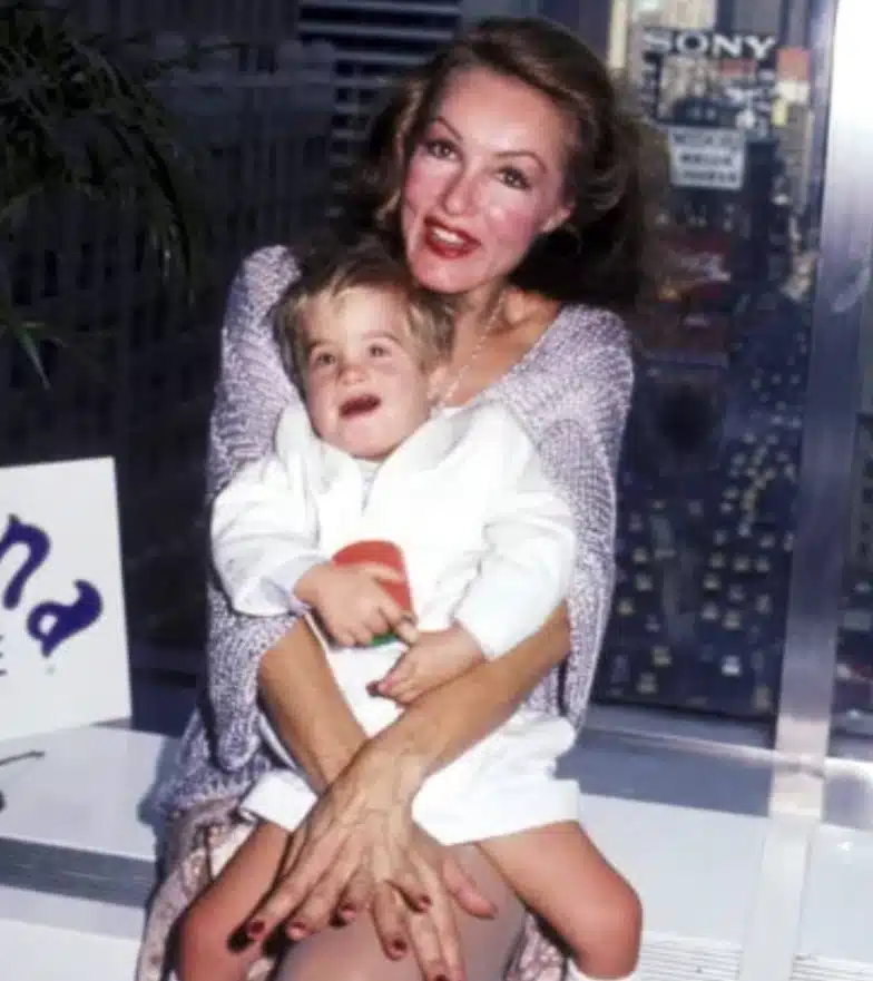 Julie Newmar regardant son fils avec affection