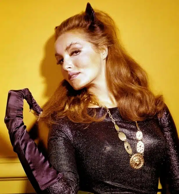 Julie Newmar et son fils John partageant un moment complice