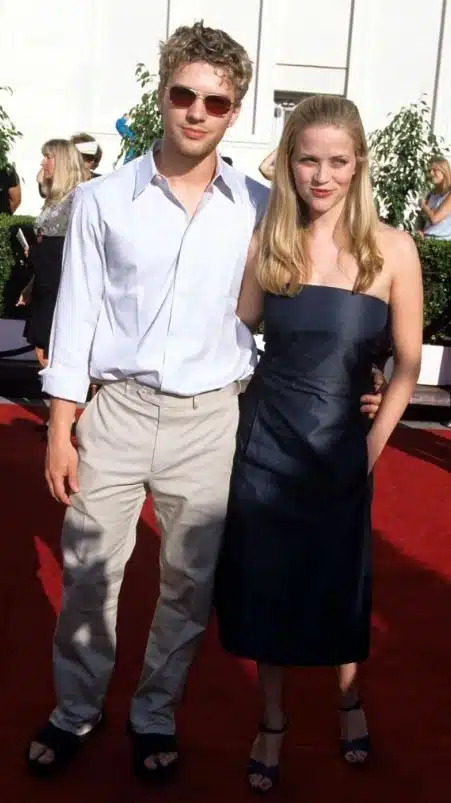 Reese Witherspoon sur un plateau de tournage, entre deux scènes