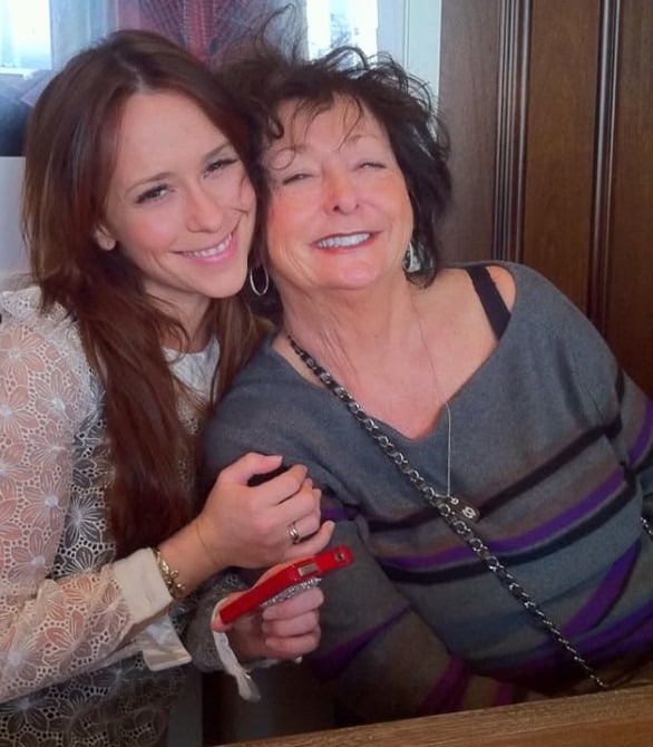 Jennifer Love Hewitt souriante