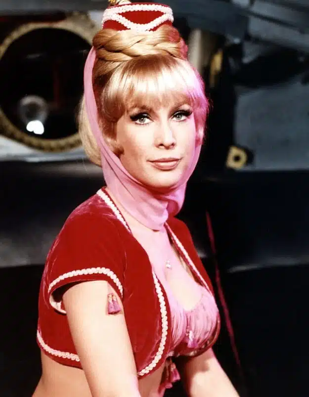 Barbara Eden jeune, souriante, avec son regard malicieux caractéristique