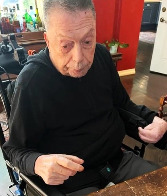 Tim Curry en studio d'enregistrement, concentré sur son travail de doublage