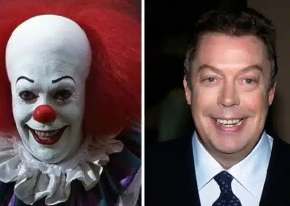 Portrait de Tim Curry dans ses jeunes années, avec son regard intense caractéristique