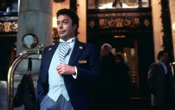 Tim Curry sur le tapis rouge, souriant et élégant