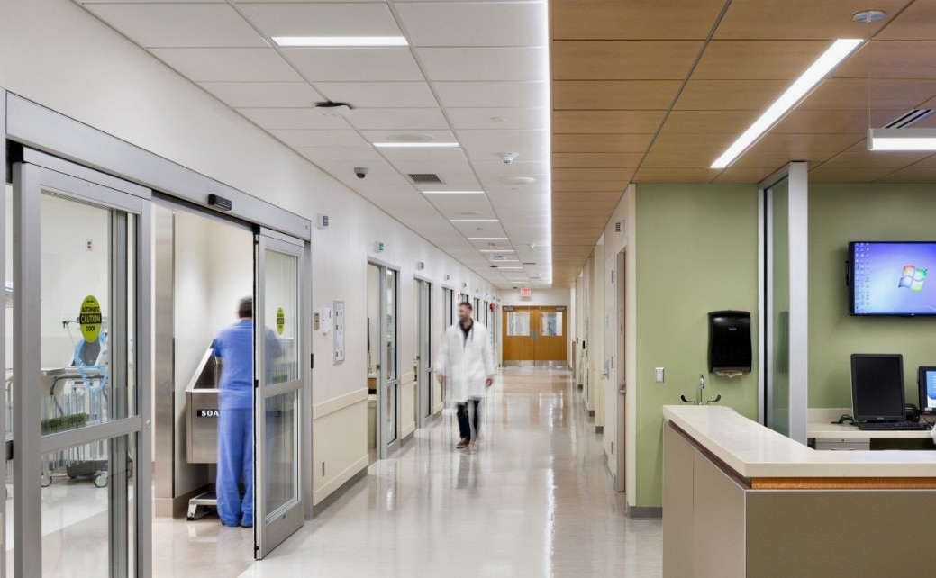 Photo d'un homme tenant un bébé dans ses bras, regard plein d'émotion