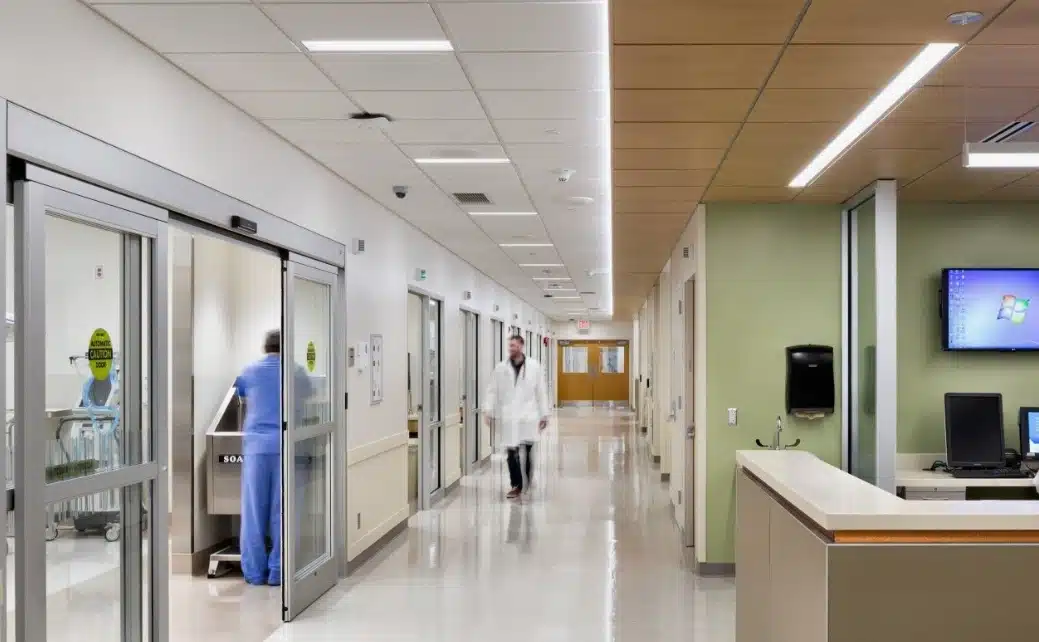 Photo d'un homme tenant un bébé dans ses bras, regard plein d'émotion