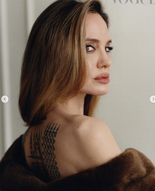 Portrait contemplatif d'Angelina Jolie
