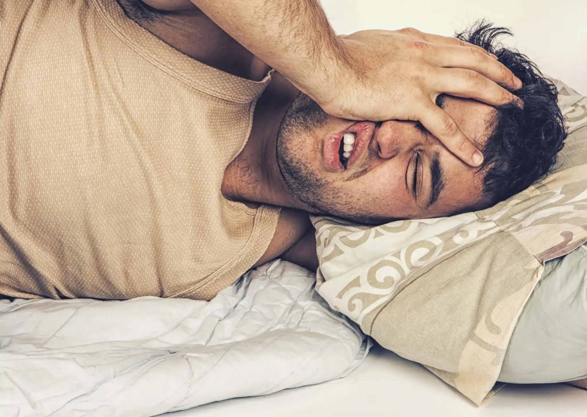 Femme épuisée dans son lit