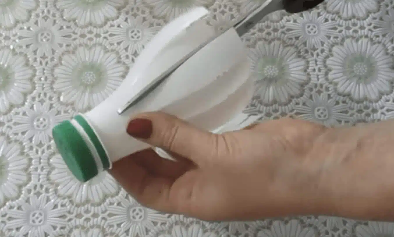 Découpe des bouteilles pour former les pétales