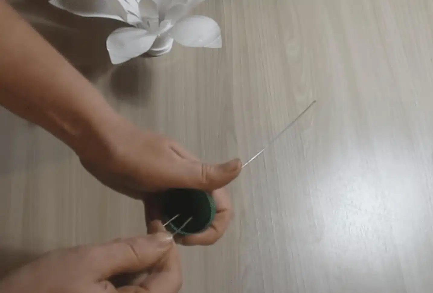Fleur en plastique terminée vue de près