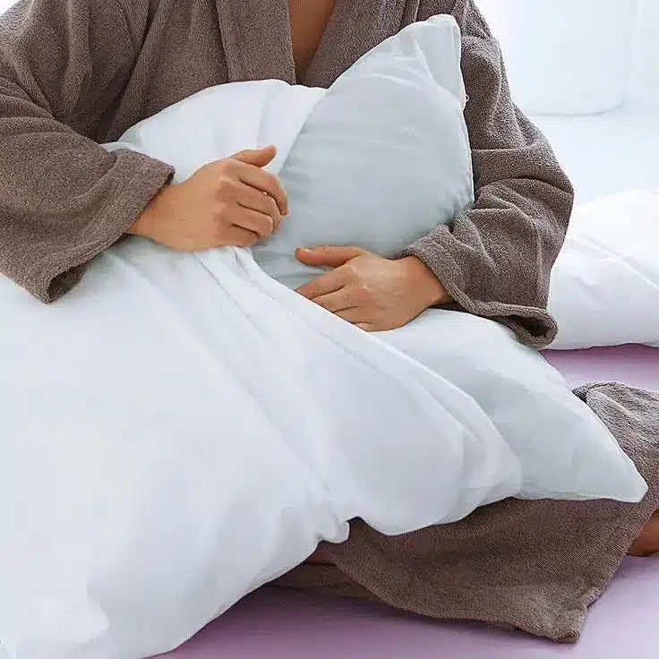 Protège-oreiller blanc imperméable sur un lit