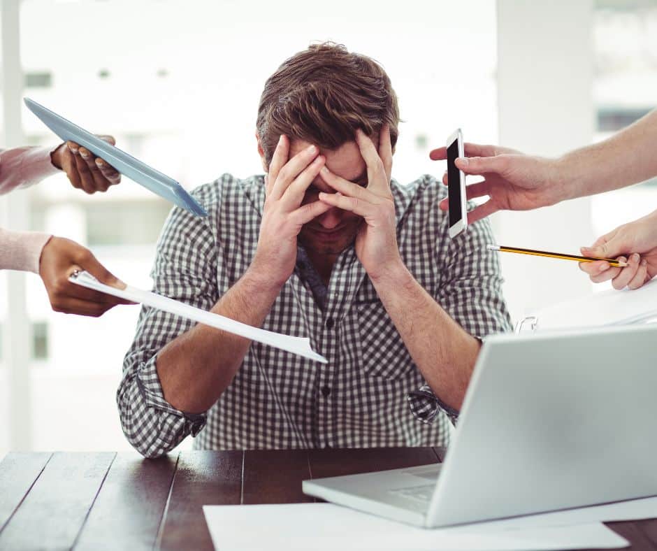 Femme stressée se tenant la poitrine