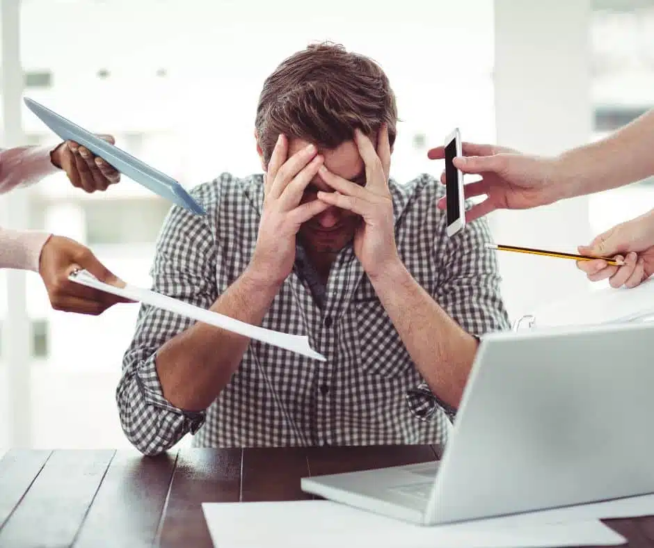 Femme stressée se tenant la poitrine