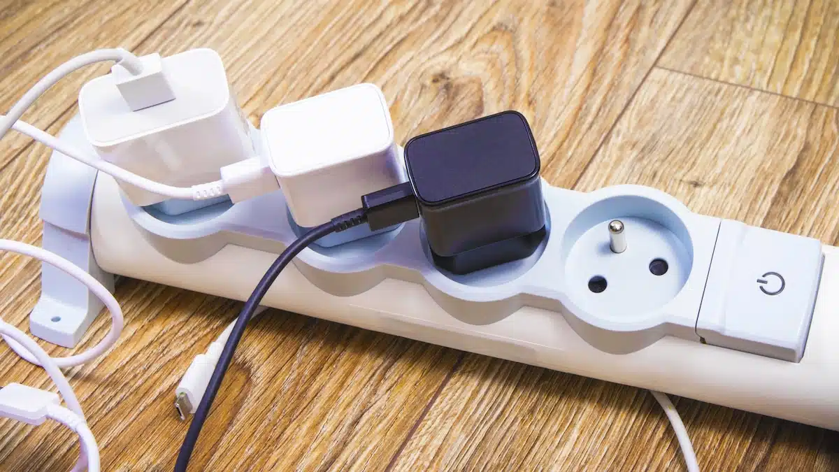 Personne débranchant un chargeur