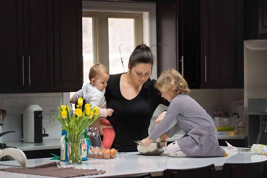 Un enfant qui aide sa maman dans la cuisine