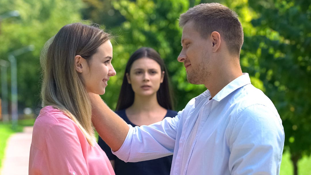 Couple en pleine discussion sérieuse, illustrant une rupture de communication