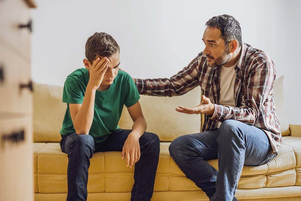 Un papa discutant avec son fils