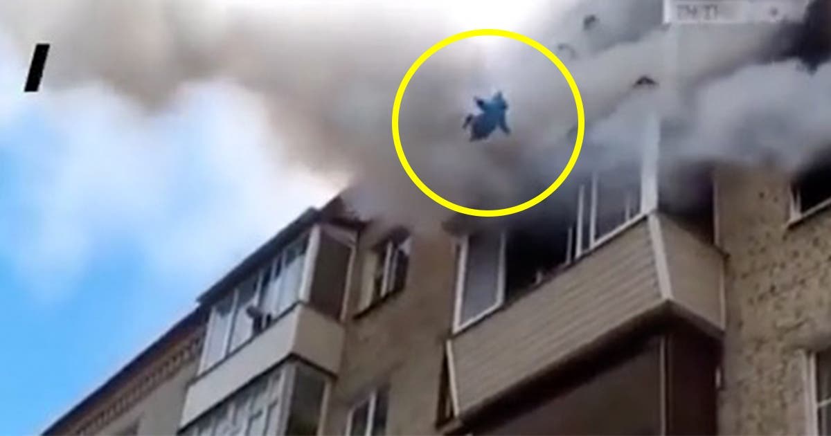 Un père jette son bébé du cinquième étage et lui sauve la vie