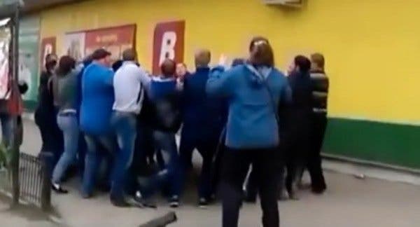 Un père jette son bébé du cinquième étage et lui sauve la vie