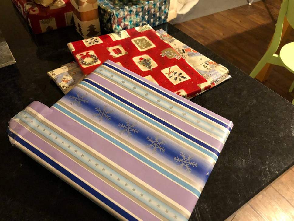 Un vieil homme meurt et laisse à ses voisins un sac rempli d'objets appartenant à leur fille de 2 ans