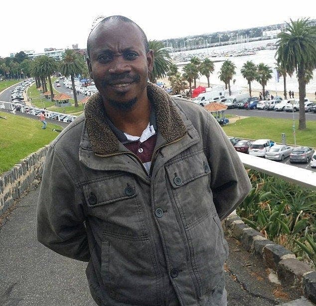 Une femme se présente à ses propres funérailles