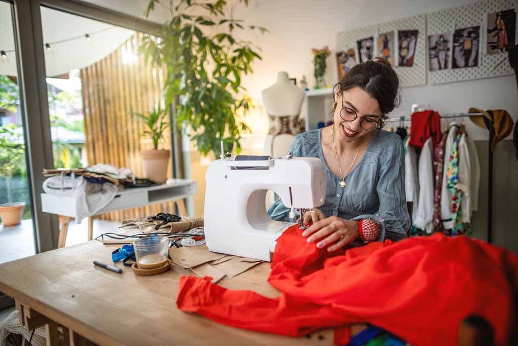 Une femme utilisant une machine à coudre