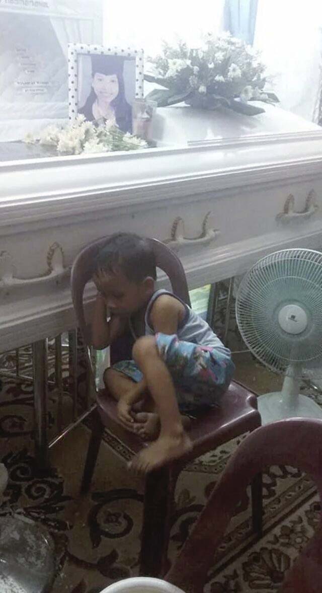 Un enfant serrant un cercueil avec tendresse