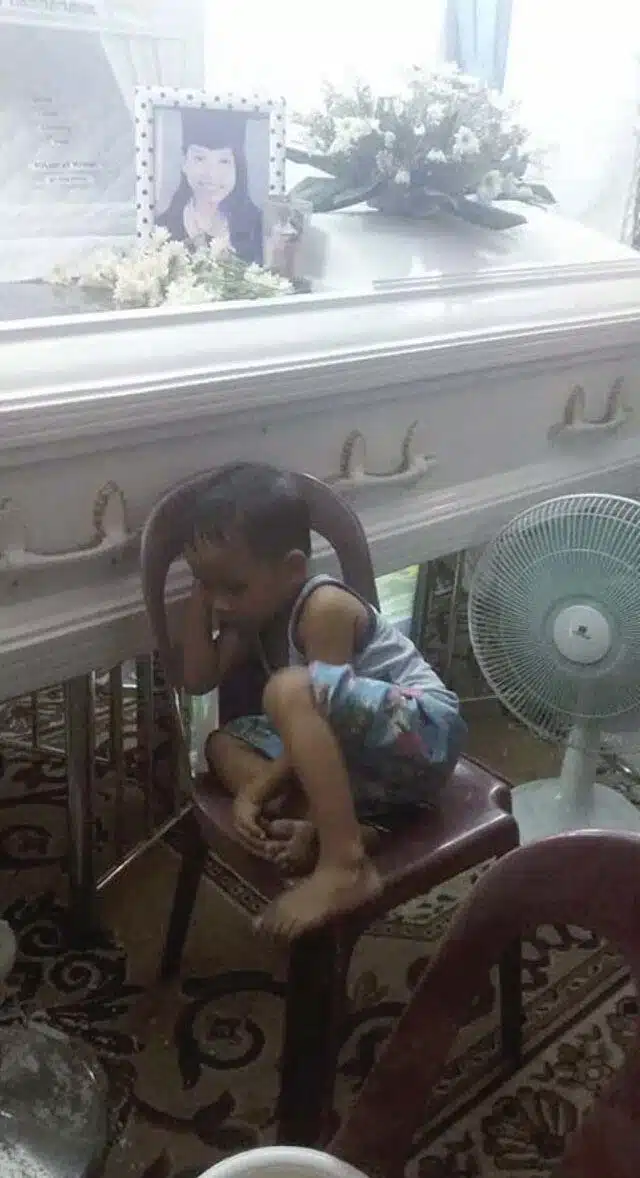 Un enfant serrant un cercueil avec tendresse