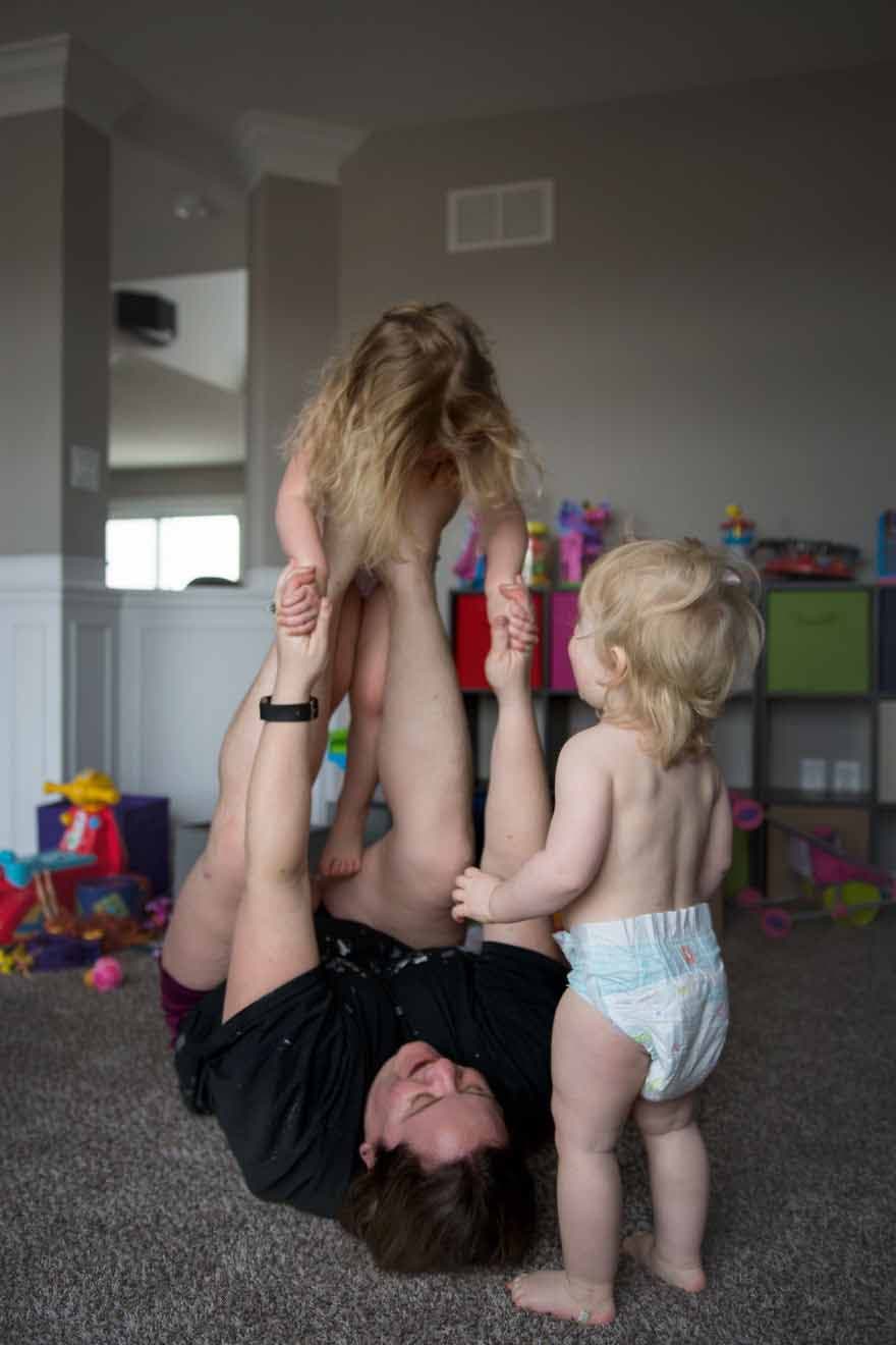 Une maman joue avec ses enfants