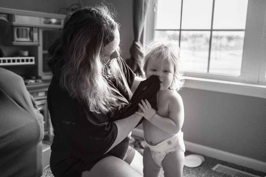 Une maman qui essuie le nez de son enfant 