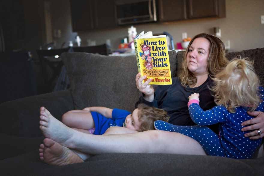 Une maman qui lit un livre