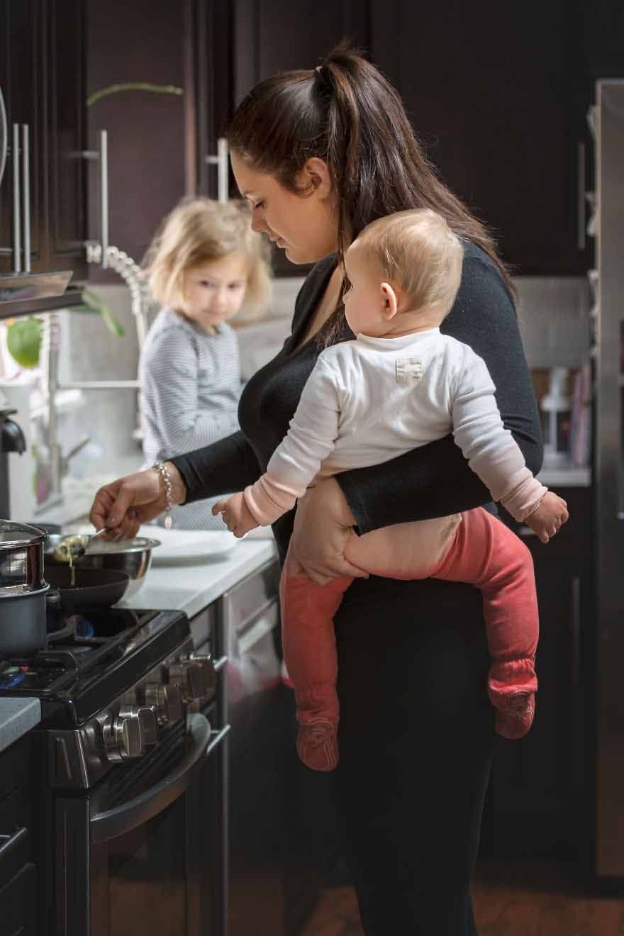 Une maman qui prépare à manger avec une seule main 