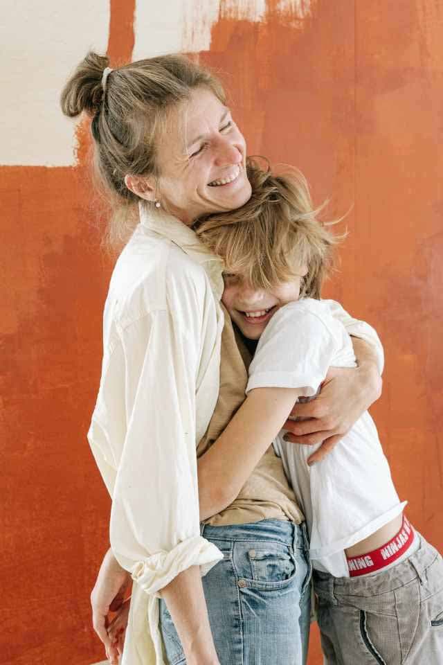 Une maman serre son fils dans ses bras