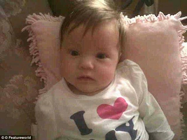 Sophia Blake est une femme noire qui a contre toute attente donné naissance à un bébé totalement blanc, blond, aux yeux bleus. La génétique comporterait la réponse à cette question.