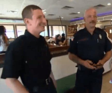 Une serveuse griffonne quelques mots sur un reçu