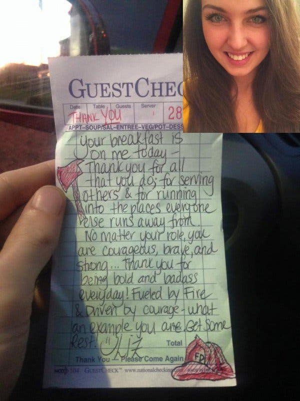Une serveuse griffonne quelques mots sur un reçu