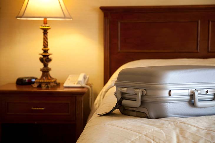 Une valise déposée sur le lit 