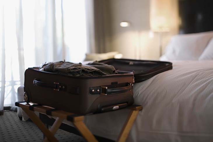 Une valise ouverte sur le lit 